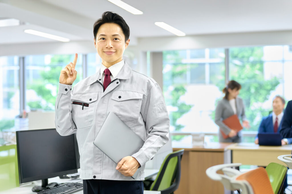 役所で働く作業服の男性