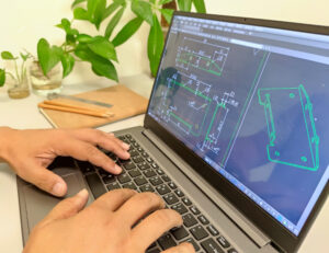 パソコンで設計をしている人の手元